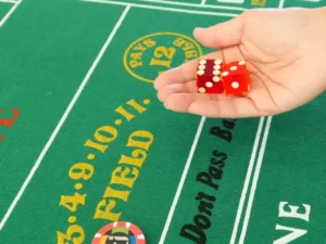 El juego de los dados: de los callejones a las pantallas de los casinos en línea